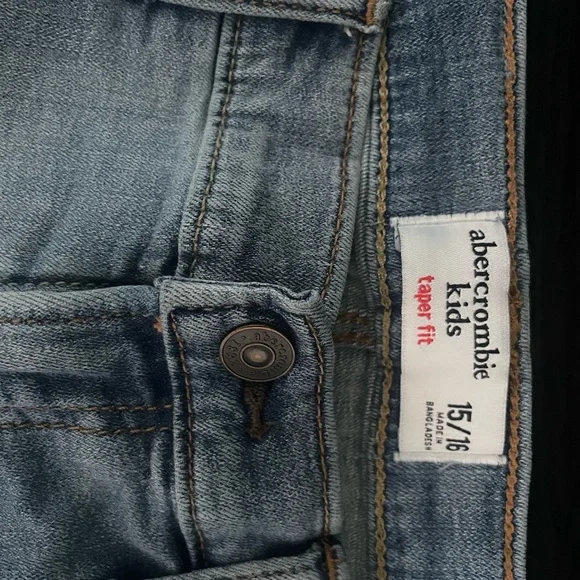 Abercrombie Kids ripped light blue jeans - Picture 3 of 4